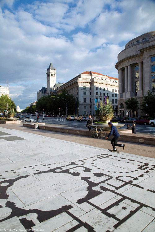 Cruce de Pennsylvania Ave y Freedom Plaza