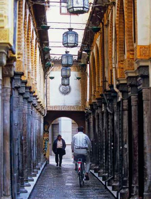 Paseo por la Alcaicería.