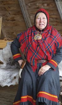 Mujer sami con el traje tradicional